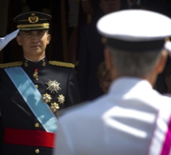 Su Majestad el Rey durante el desfile militar en el Congreso de los Diputados